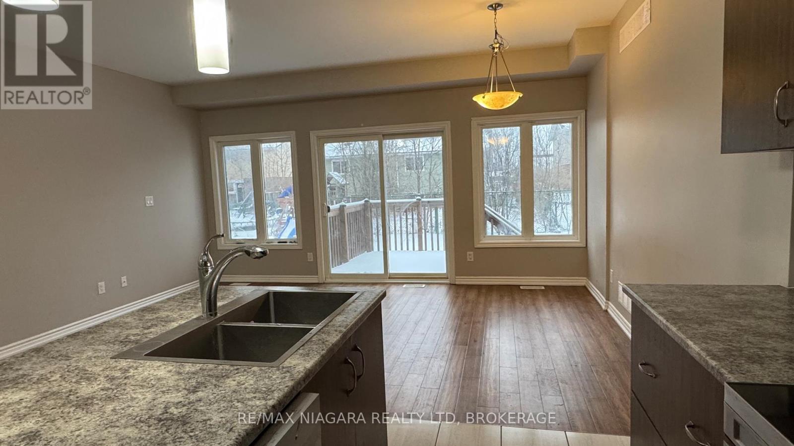 263 Louise Street, Welland (Lincoln/Crowland), ON - Indoor Photo Showing Kitchen With Double Sink