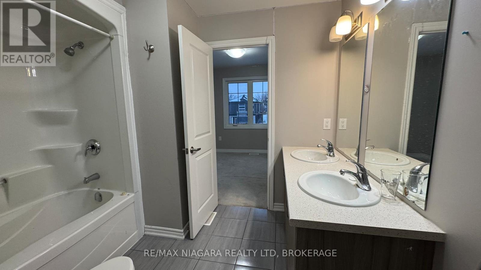 263 Louise Street, Welland (Lincoln/Crowland), ON - Indoor Photo Showing Bathroom
