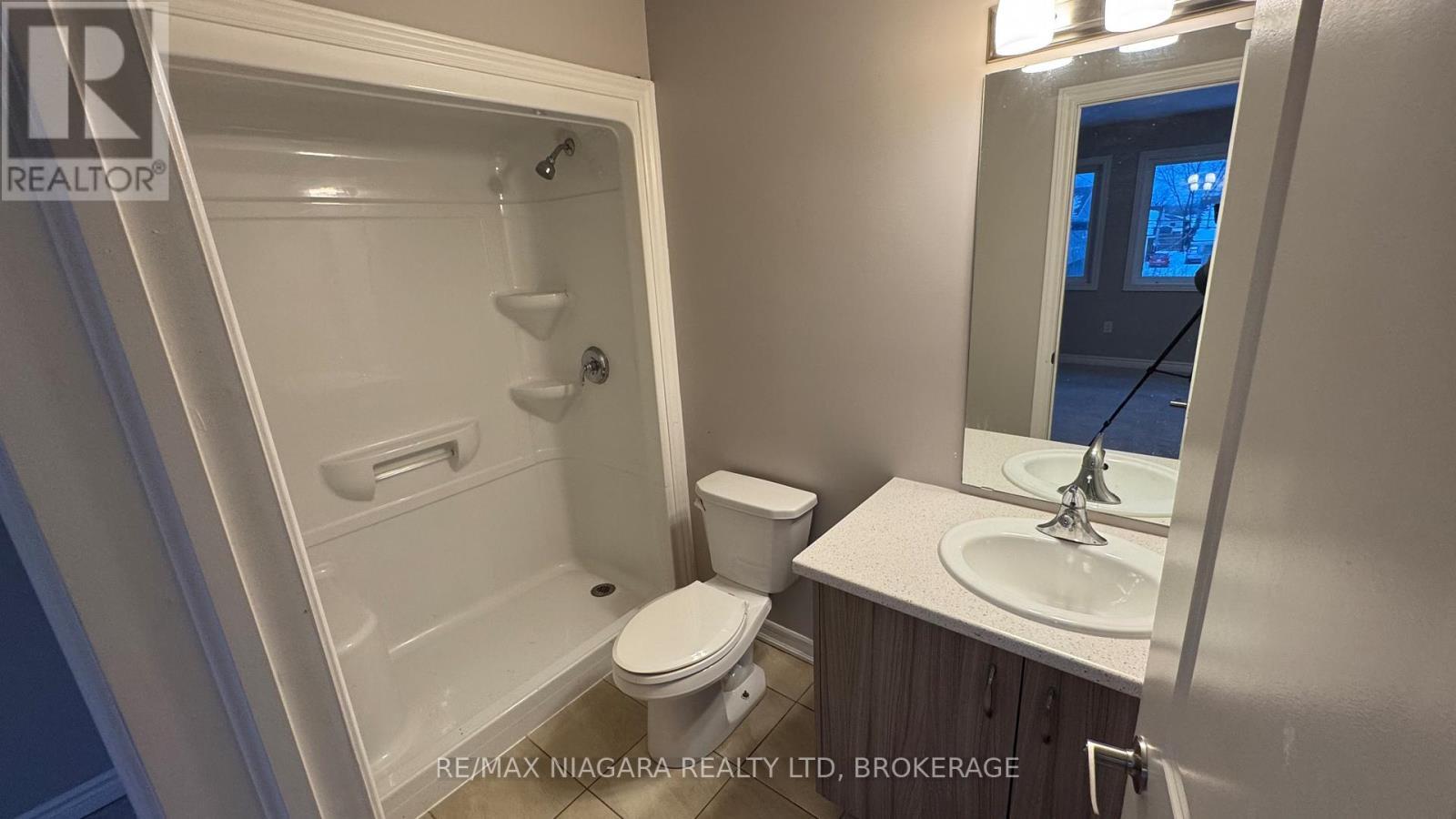 263 Louise Street, Welland (Lincoln/Crowland), ON - Indoor Photo Showing Bathroom