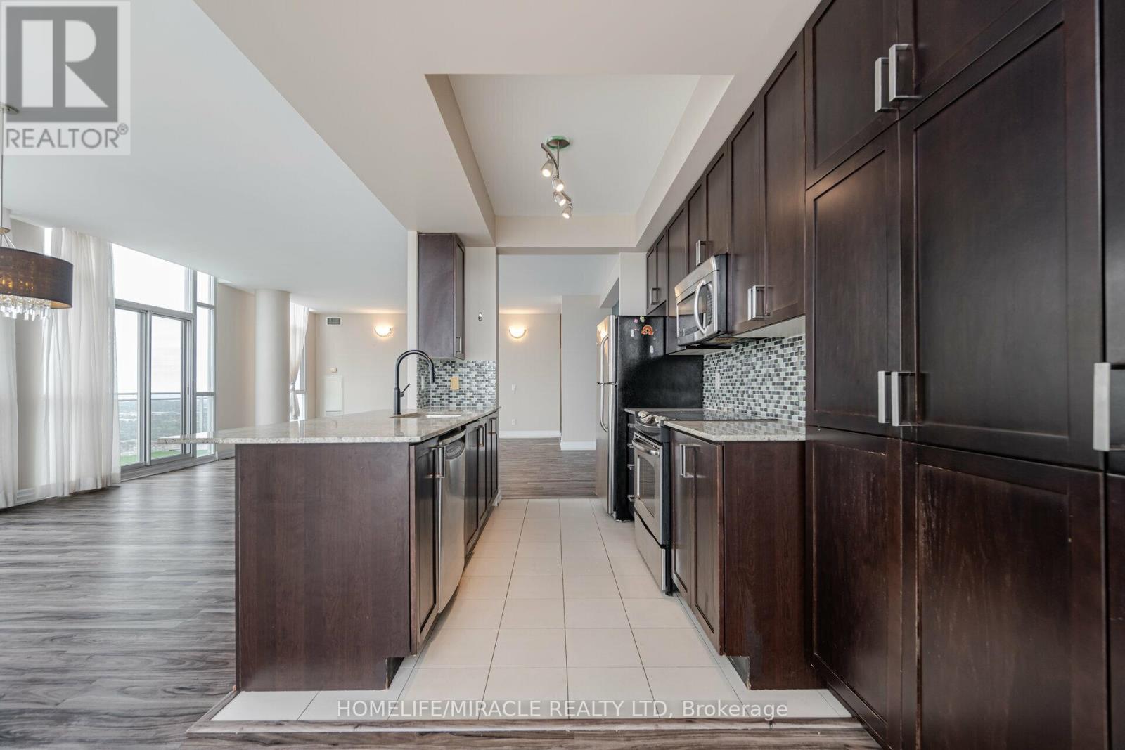 Ph2 - 225 Webb Drive, Mississauga, ON - Indoor Photo Showing Kitchen