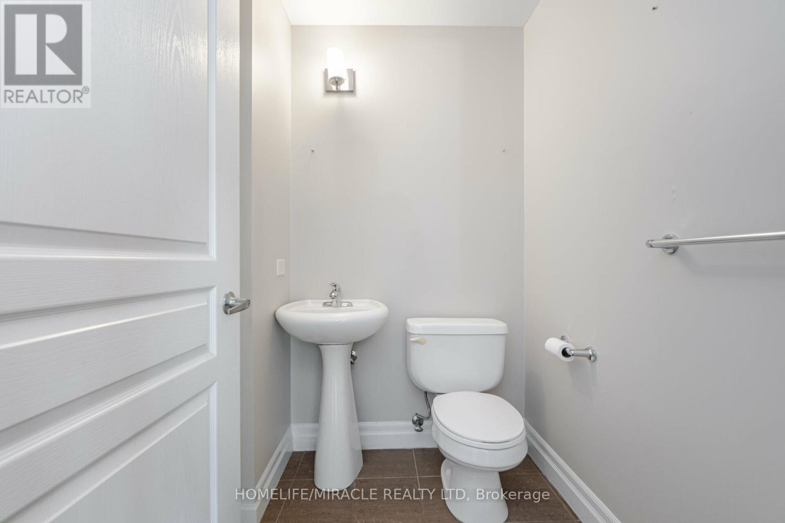 Ph2 - 225 Webb Drive, Mississauga, ON - Indoor Photo Showing Bathroom