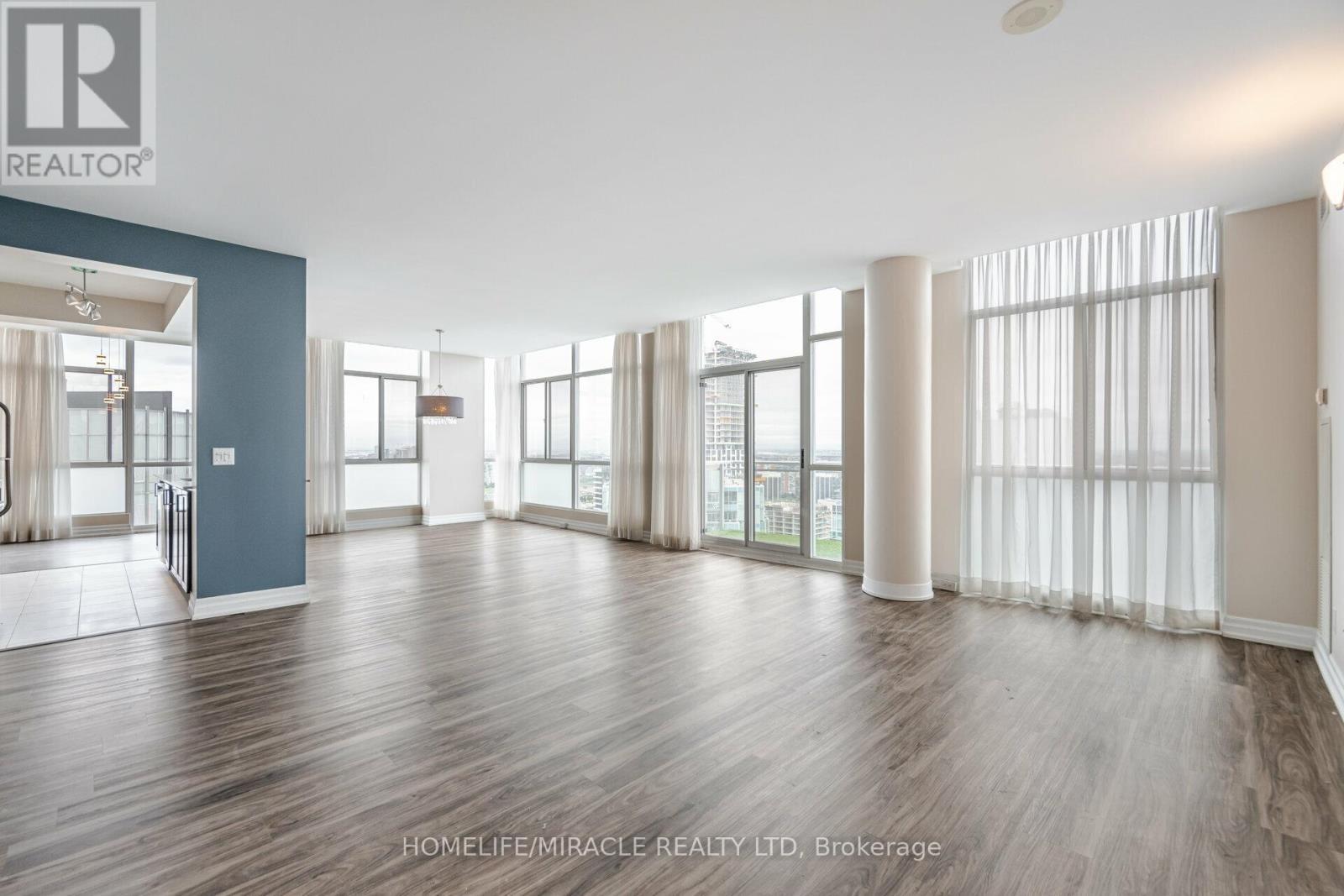 Ph2 - 225 Webb Drive, Mississauga, ON - Indoor Photo Showing Living Room