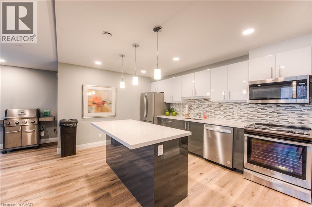 399 Queen Street S Unit# 417, Kitchener, ON - Indoor Photo Showing Kitchen With Upgraded Kitchen