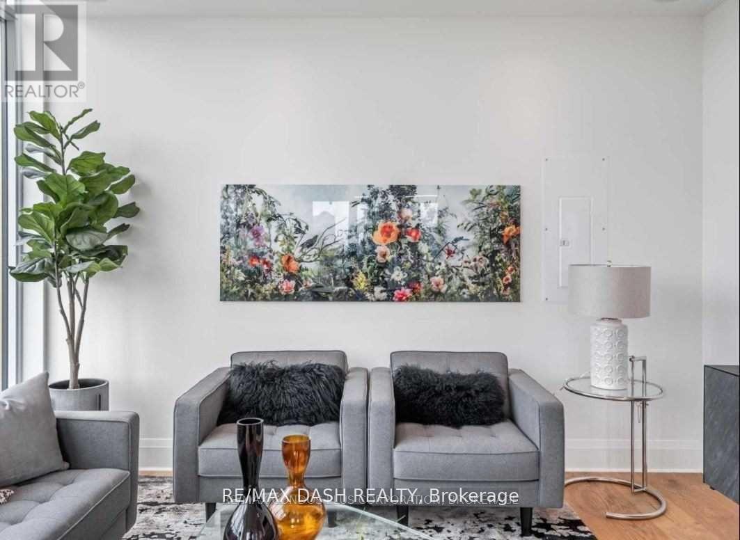 806 - 151 Avenue Road, Toronto, ON - Indoor Photo Showing Living Room