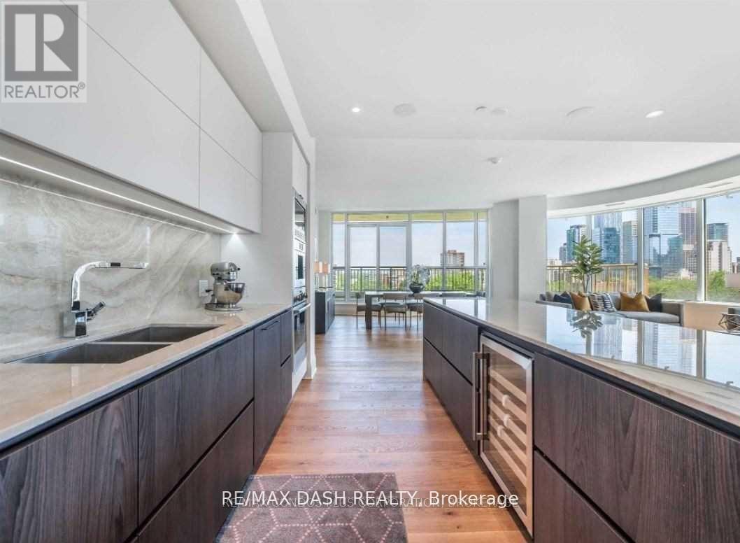 806 - 151 Avenue Road, Toronto, ON - Indoor Photo Showing Kitchen With Double Sink With Upgraded Kitchen
