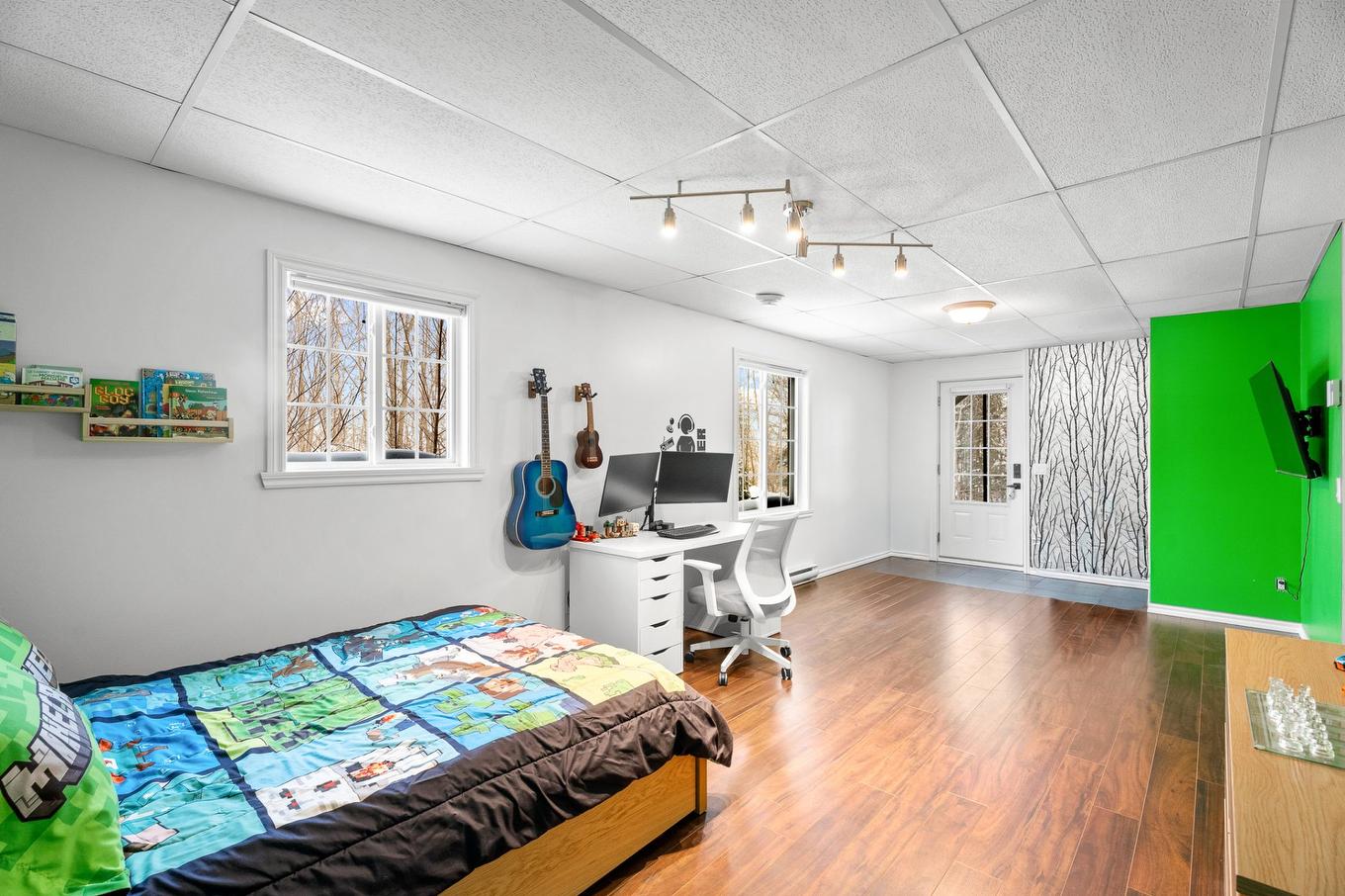 Family room - 1393 Rue Des Tulipes, Sainte-Agathe-Des-Monts, QC - Indoor Photo Showing Bedroom