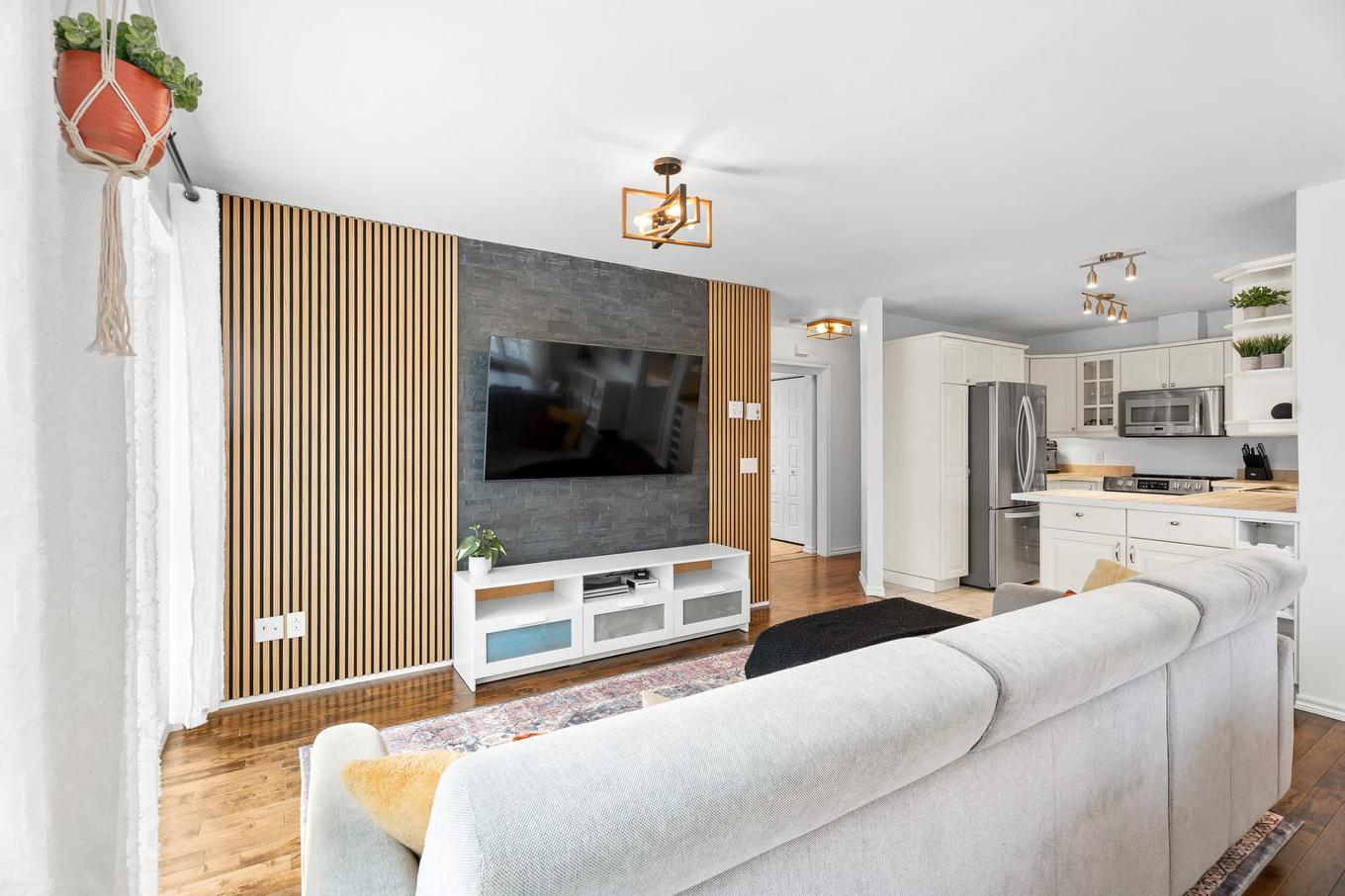 Living room - 1393 Rue Des Tulipes, Sainte-Agathe-Des-Monts, QC - Indoor Photo Showing Living Room