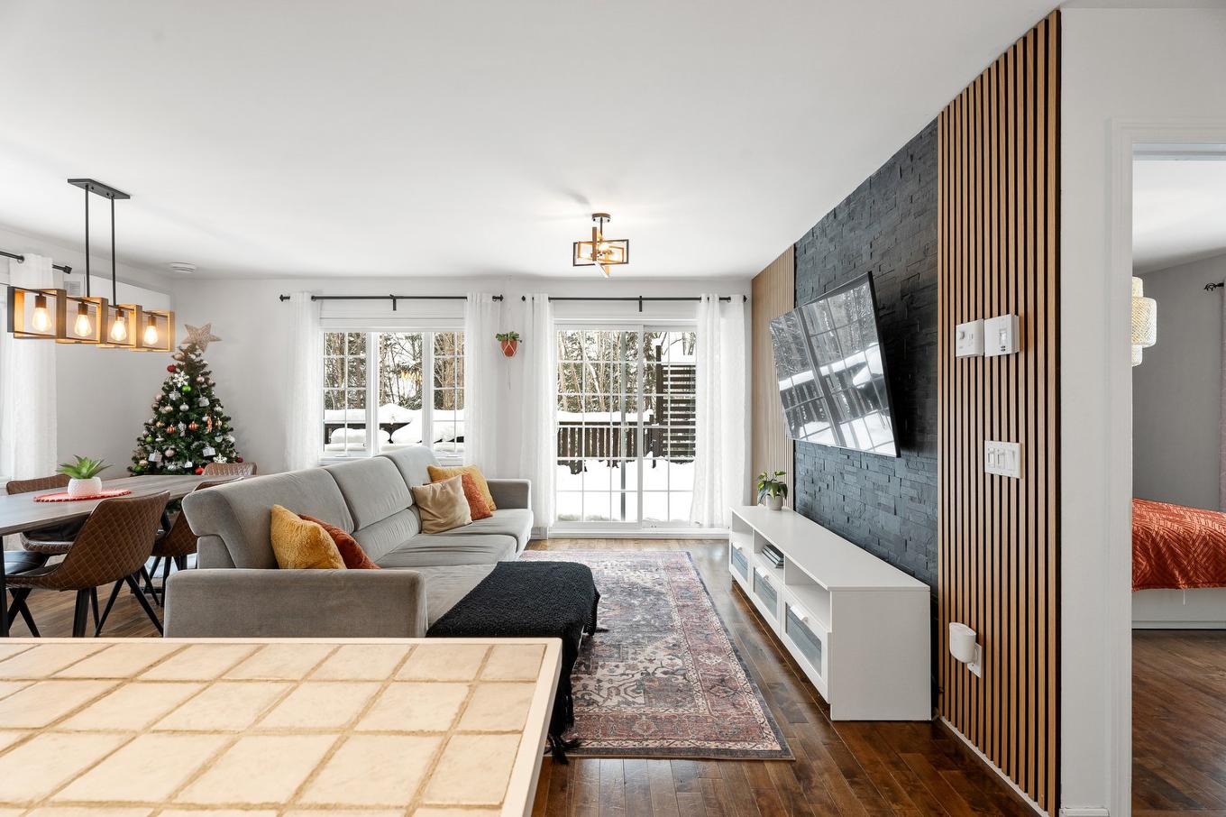 Living room - 1393 Rue Des Tulipes, Sainte-Agathe-Des-Monts, QC - Indoor Photo Showing Living Room