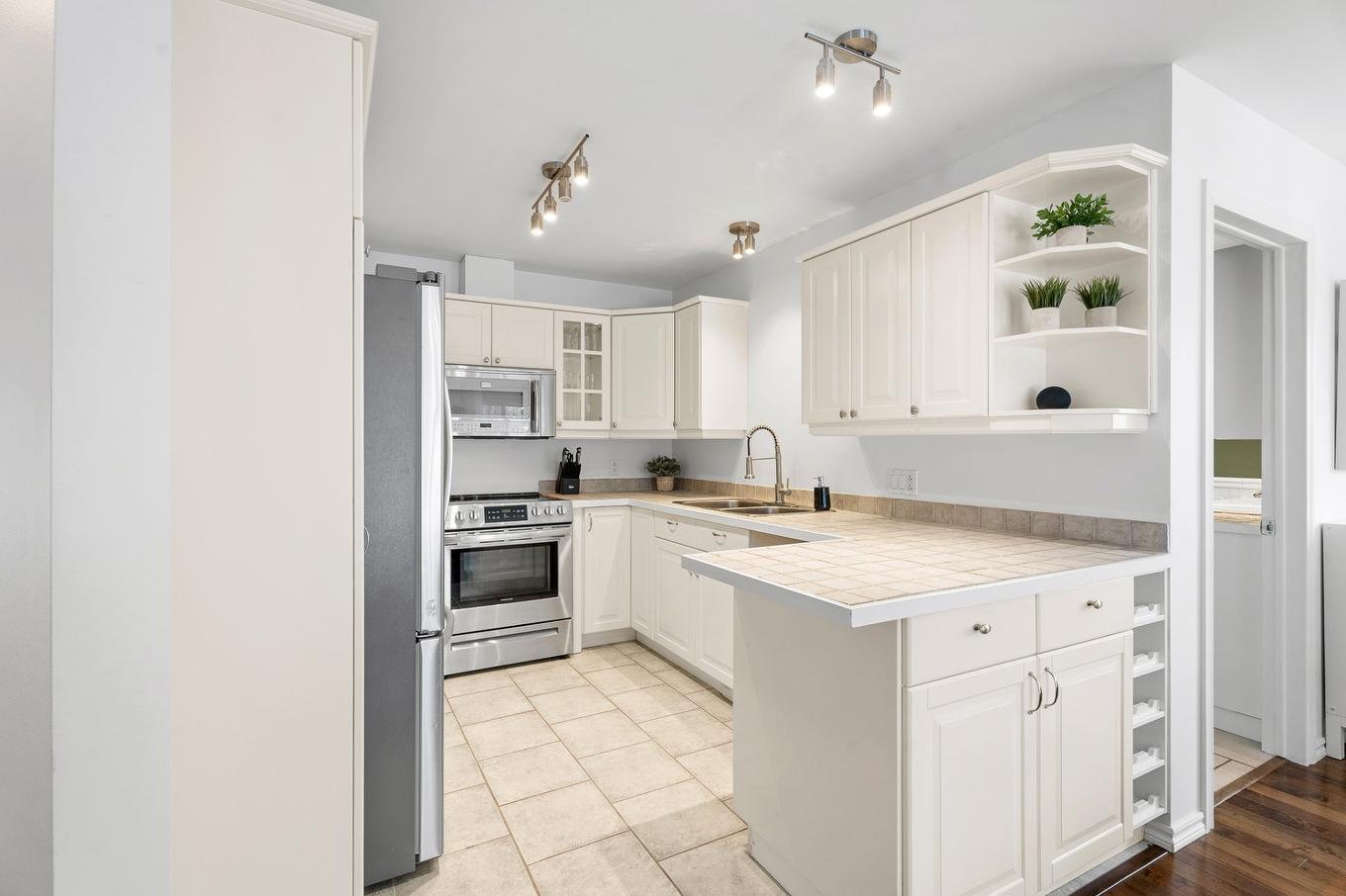 Kitchen - 1393 Rue Des Tulipes, Sainte-Agathe-Des-Monts, QC - Indoor Photo Showing Kitchen With Double Sink