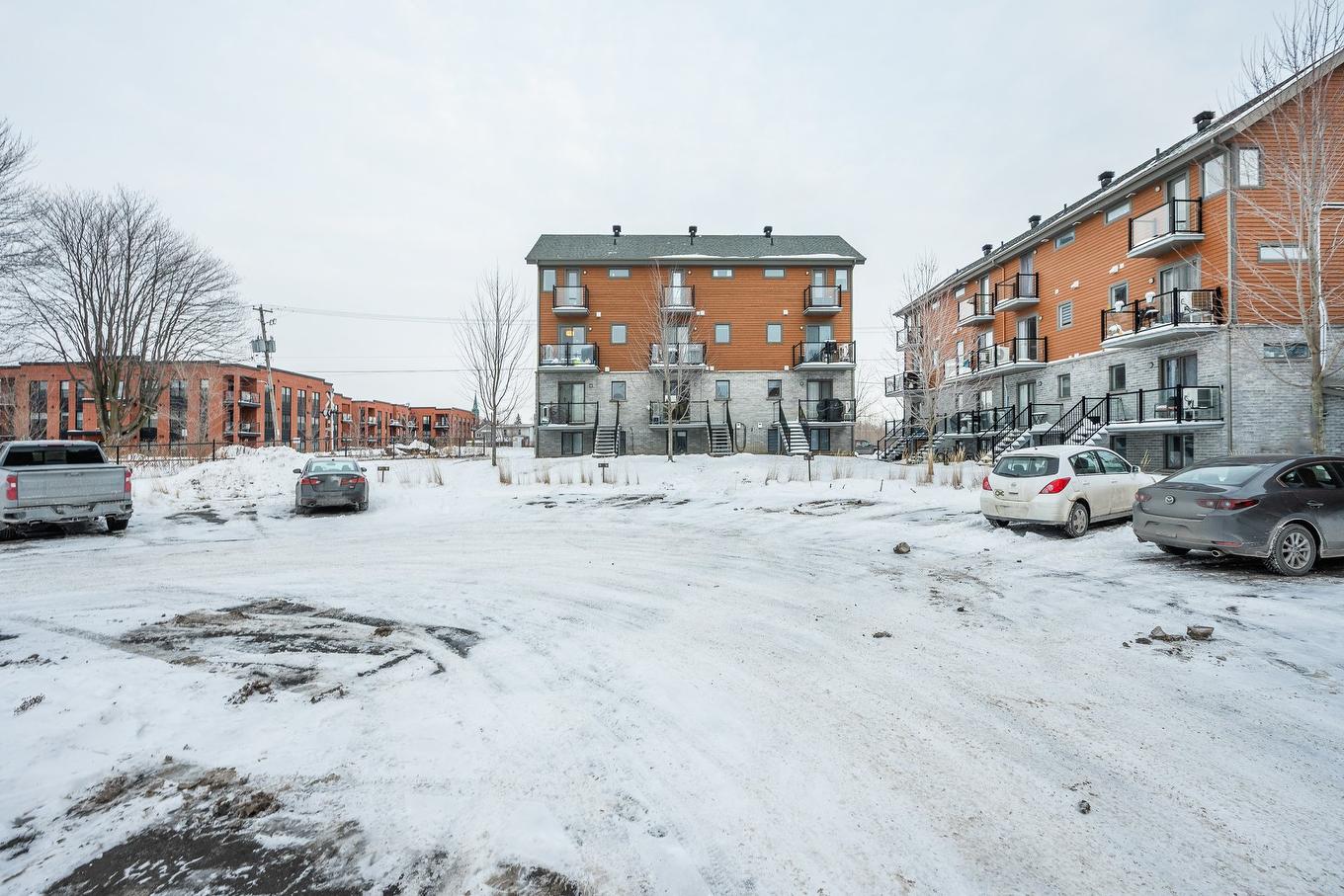 Parking - 201-169 Rue St-Georges, Saint-Jean-Sur-Richelieu, QC - Outdoor