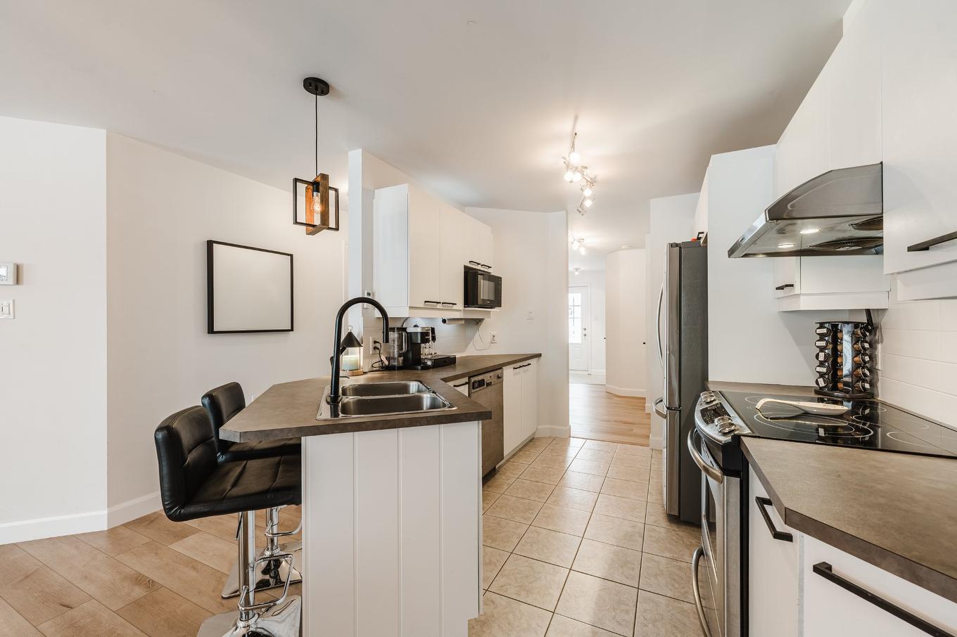 Kitchen - 116 Rue Rémi-Dansereau, Beloeil, QC - Indoor Photo Showing Kitchen With Double Sink