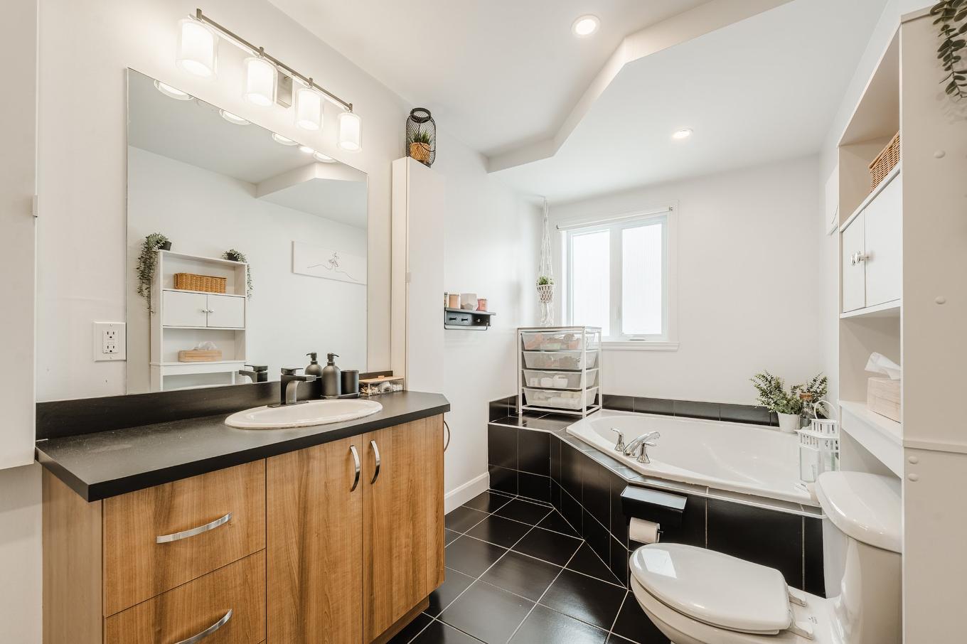 Bathroom - 116 Rue Rémi-Dansereau, Beloeil, QC - Indoor Photo Showing Bathroom