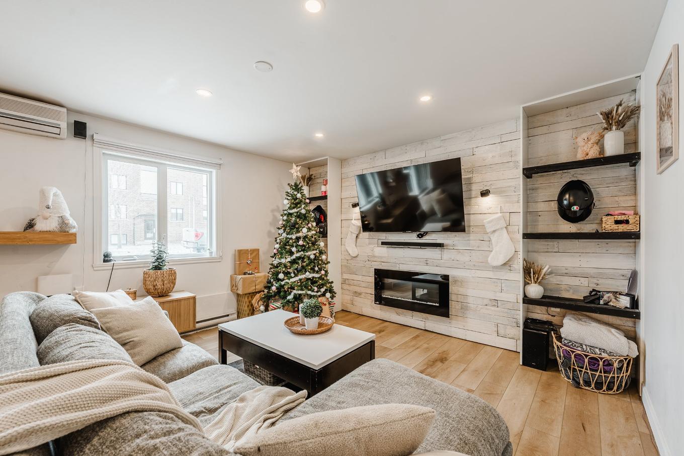 Living room - 116 Rue Rémi-Dansereau, Beloeil, QC - Indoor Photo Showing Living Room With Fireplace