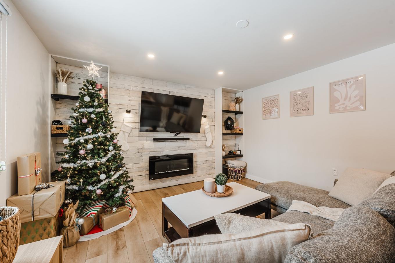 Living room - 116 Rue Rémi-Dansereau, Beloeil, QC - Indoor Photo Showing Living Room With Fireplace