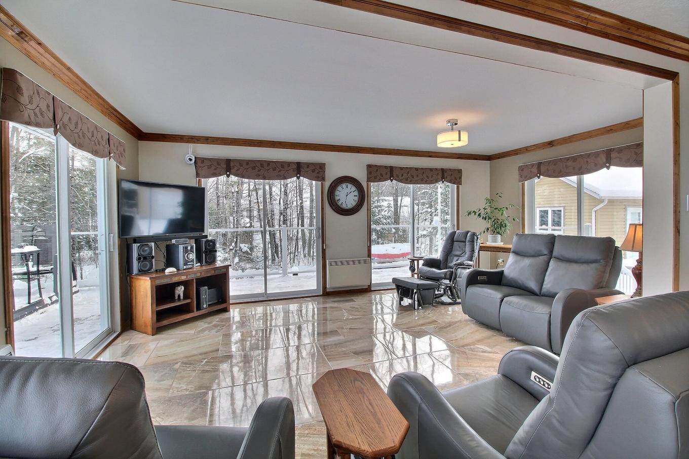 Living room - 30 Ch. Du Domaine-Du-Soleil-Levant, Stanstead - Canton, QC - Indoor Photo Showing Living Room