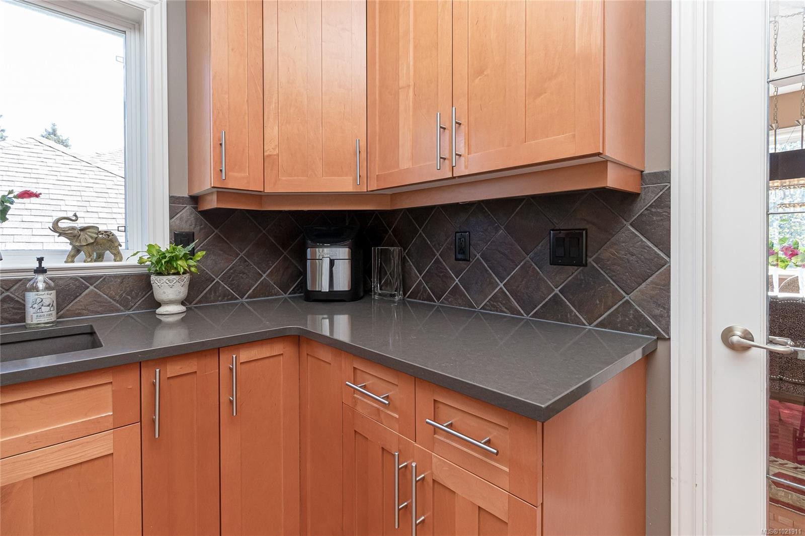 1204 Knockan Pl, Saanich, BC