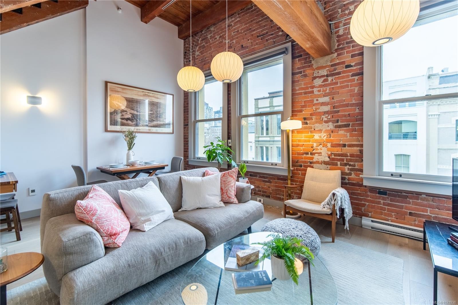 317-599 Pandora Ave, Victoria, BC - Indoor Photo Showing Living Room
