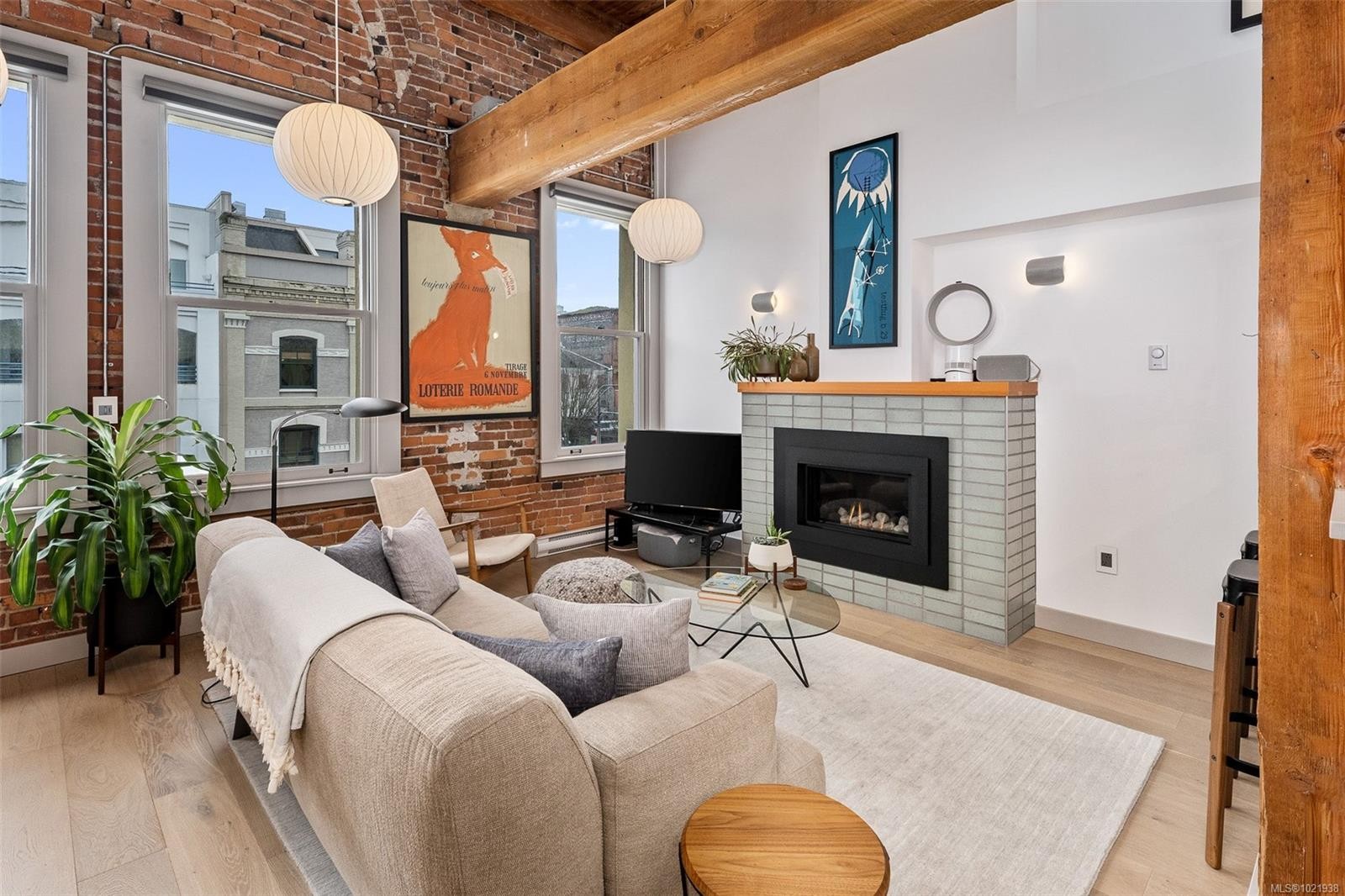 317-599 Pandora Ave, Victoria, BC - Indoor Photo Showing Living Room With Fireplace