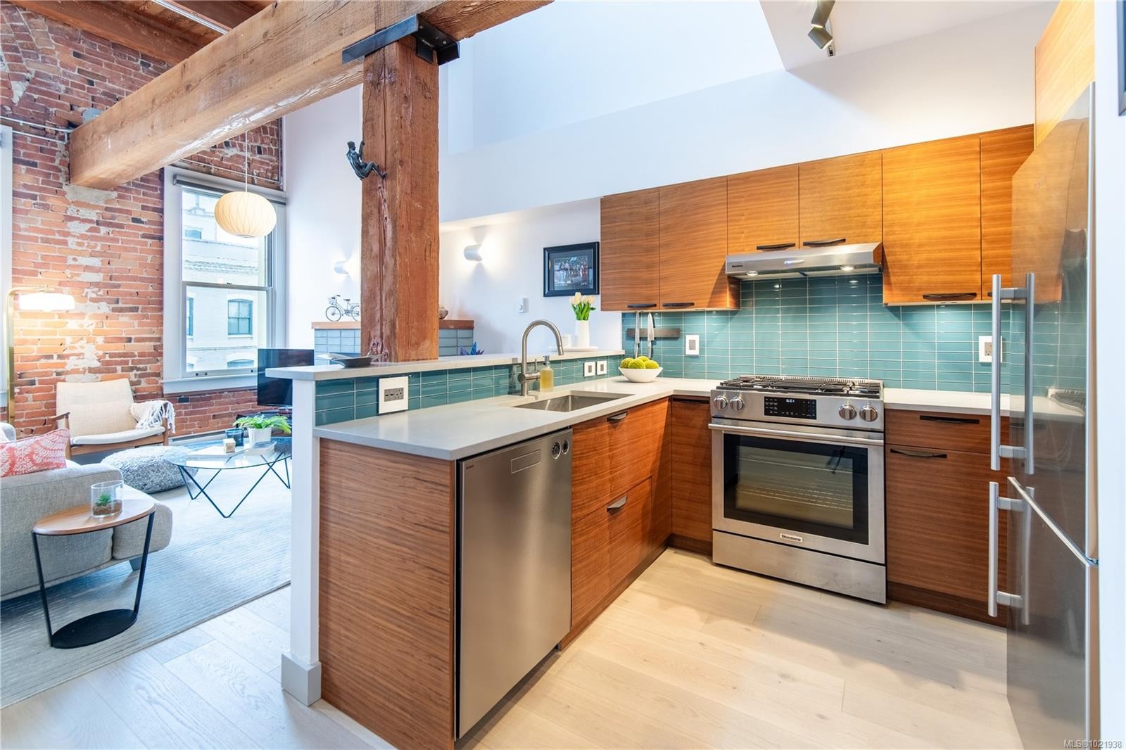 317-599 Pandora Ave, Victoria, BC - Indoor Photo Showing Kitchen