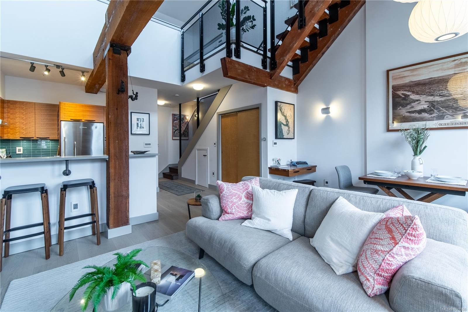 317-599 Pandora Ave, Victoria, BC - Indoor Photo Showing Living Room