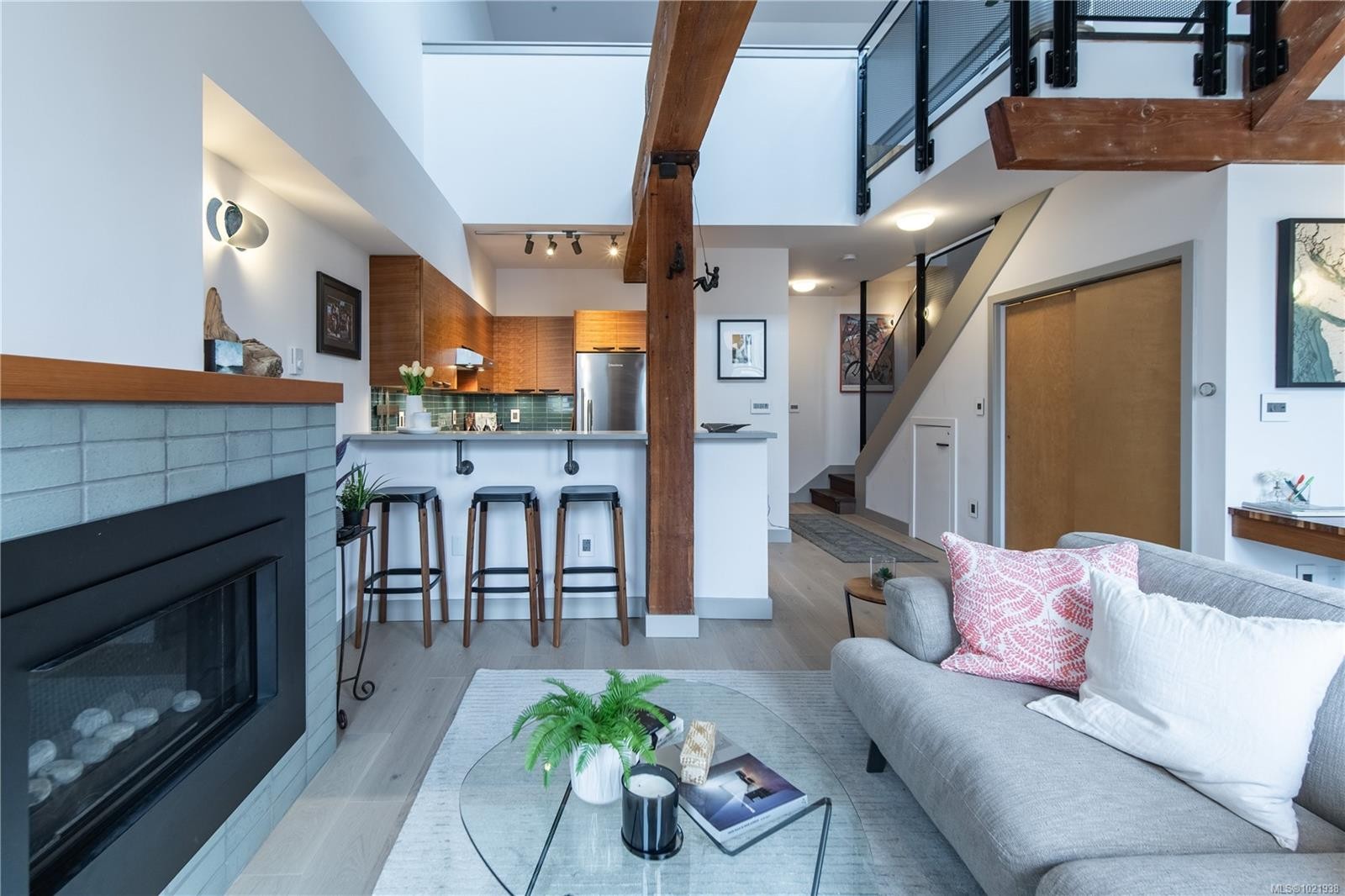 317-599 Pandora Ave, Victoria, BC - Indoor Photo Showing Living Room With Fireplace