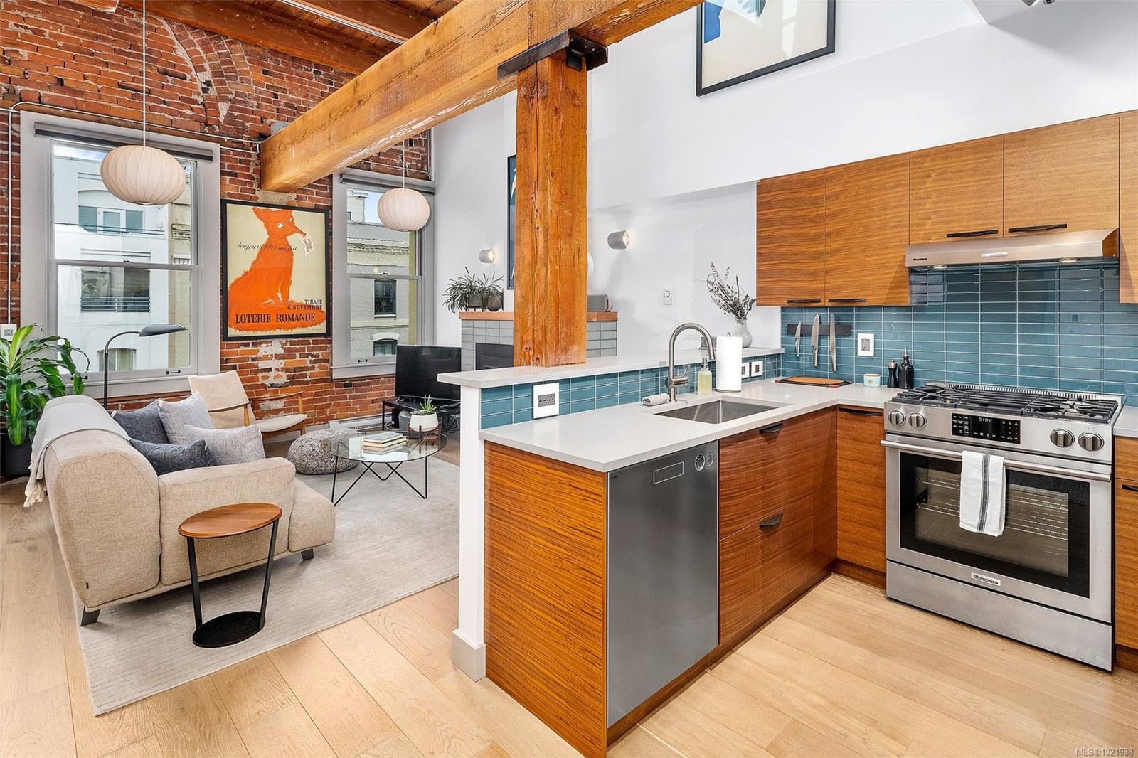 317-599 Pandora Ave, Victoria, BC - Indoor Photo Showing Kitchen