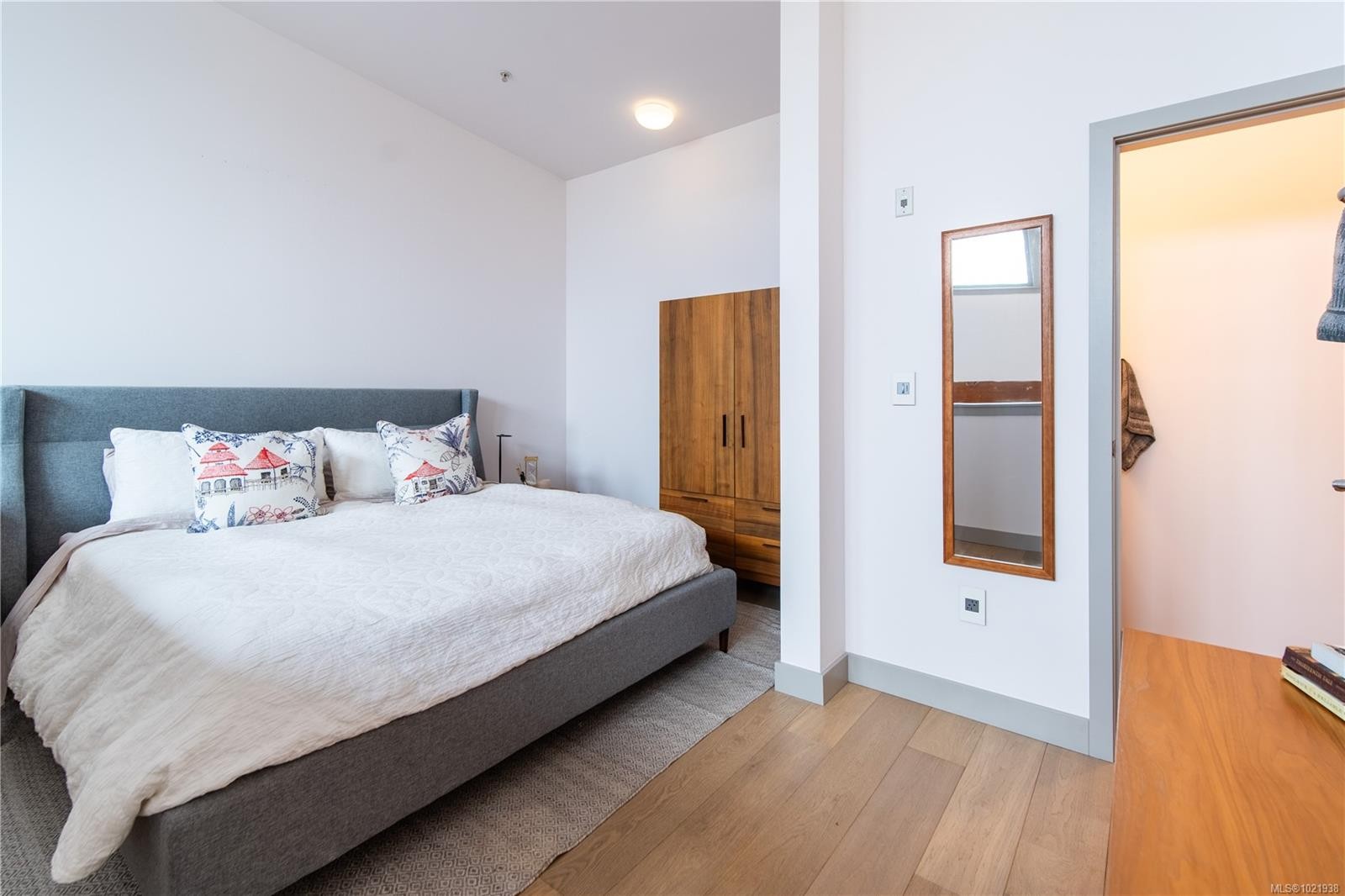 317-599 Pandora Ave, Victoria, BC - Indoor Photo Showing Bedroom