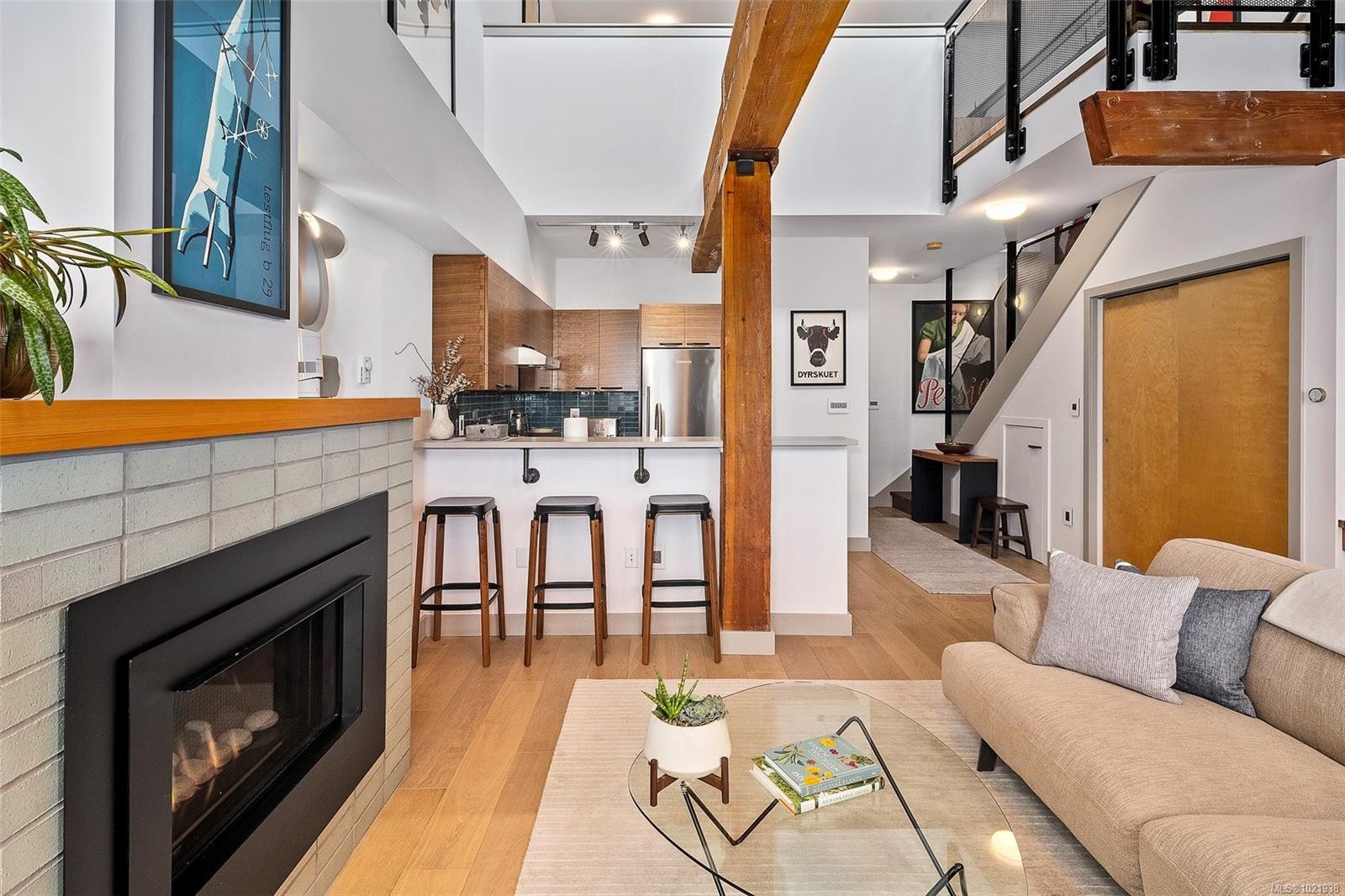 317-599 Pandora Ave, Victoria, BC - Indoor Photo Showing Living Room With Fireplace