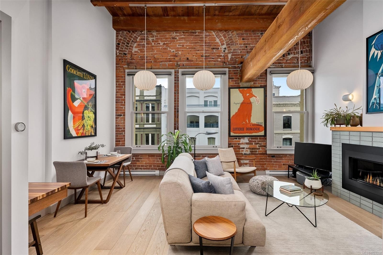 317-599 Pandora Ave, Victoria, BC - Indoor Photo Showing Living Room With Fireplace