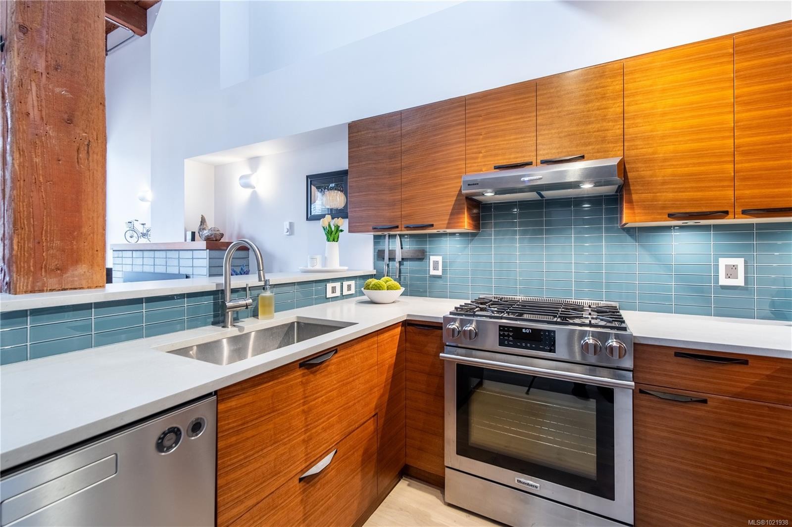317-599 Pandora Ave, Victoria, BC - Indoor Photo Showing Kitchen