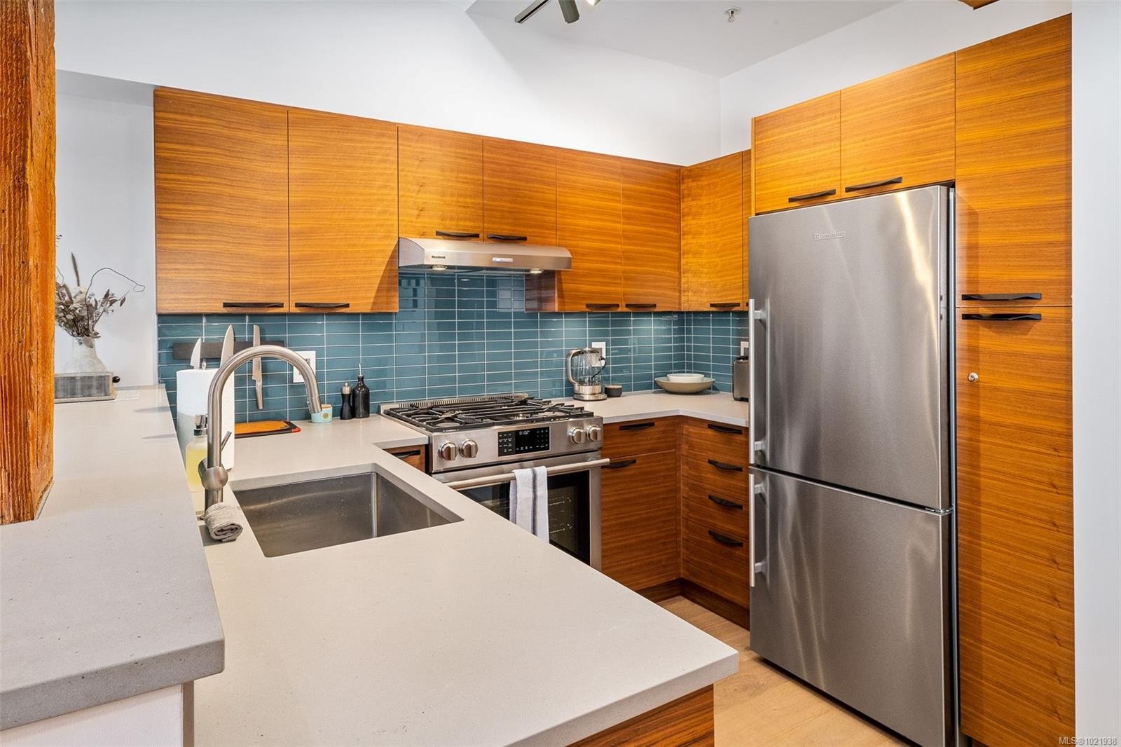 317-599 Pandora Ave, Victoria, BC - Indoor Photo Showing Kitchen With Upgraded Kitchen