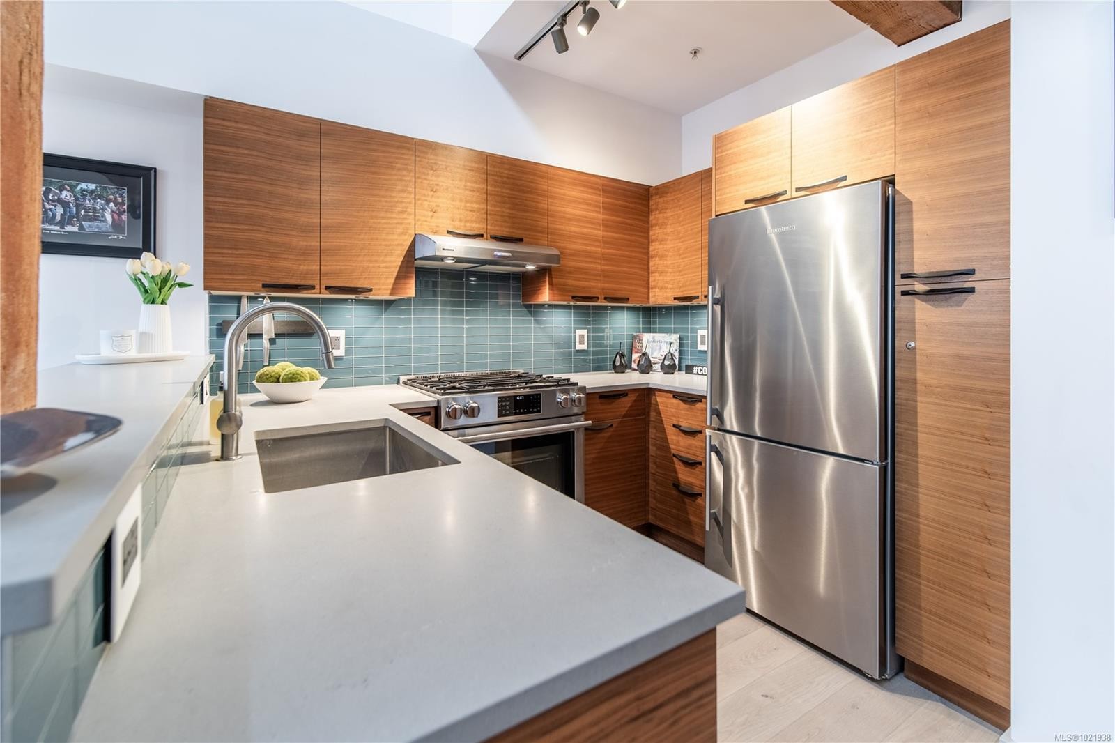 317-599 Pandora Ave, Victoria, BC - Indoor Photo Showing Kitchen With Upgraded Kitchen