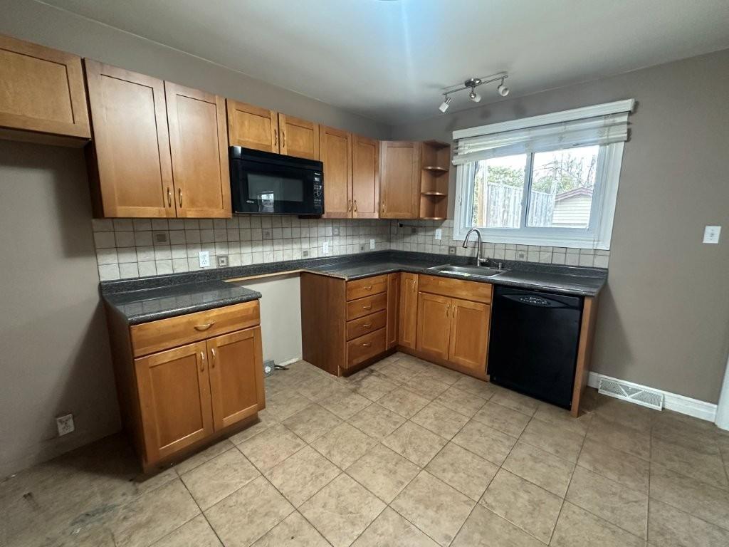 2637 Ridgeway Street E, Thunder Bay, ON - Indoor Photo Showing Kitchen