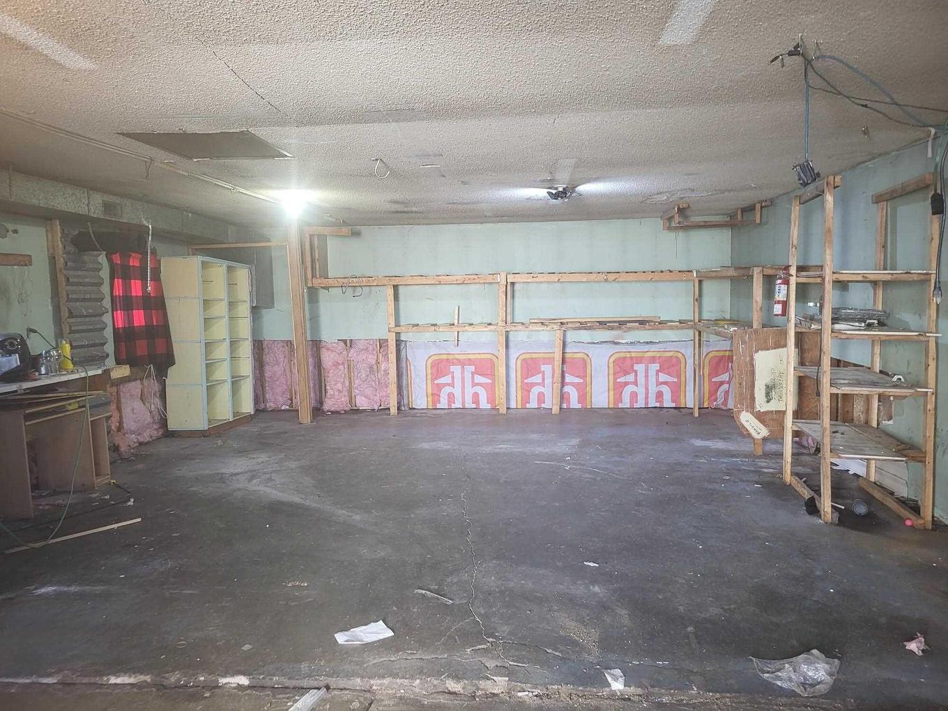 116 Huntington Court, Thunder Bay, ON - Indoor Photo Showing Garage