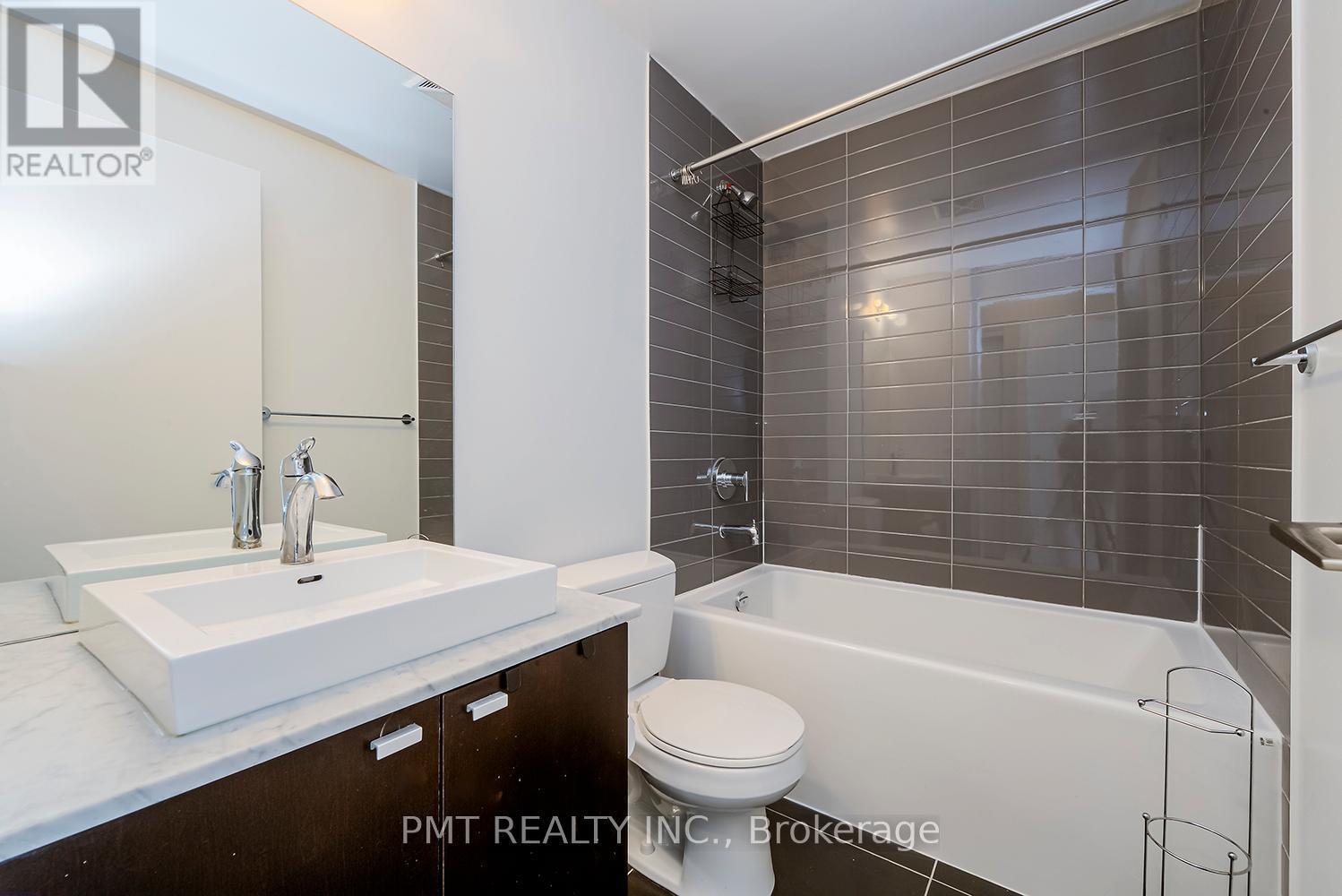 612 - 105 The Queensway, Toronto, ON - Indoor Photo Showing Bathroom