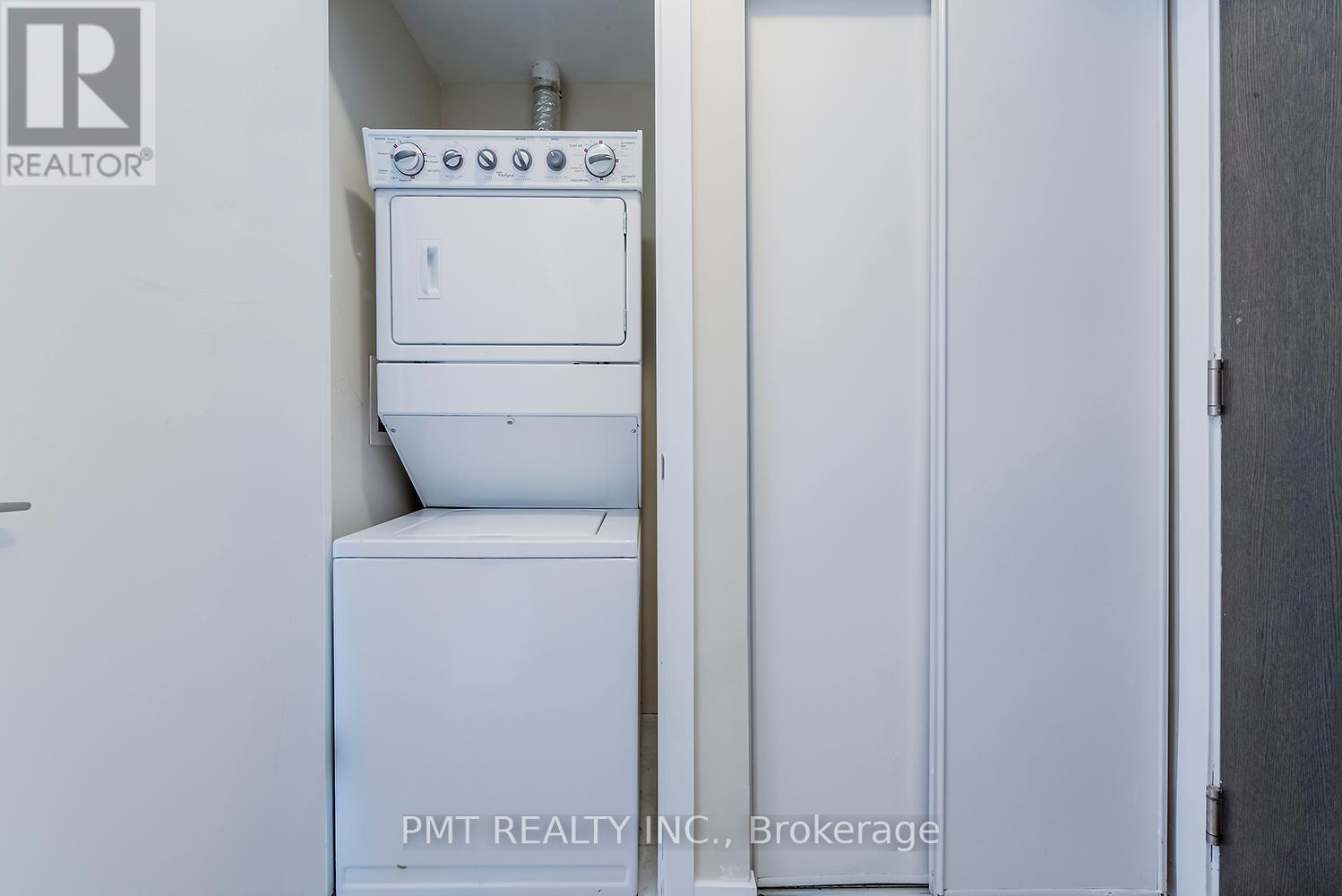612 - 105 The Queensway, Toronto, ON - Indoor Photo Showing Laundry Room