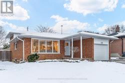 126 BEAVER BEND CRESCENT Toronto, ON M9B 5S1