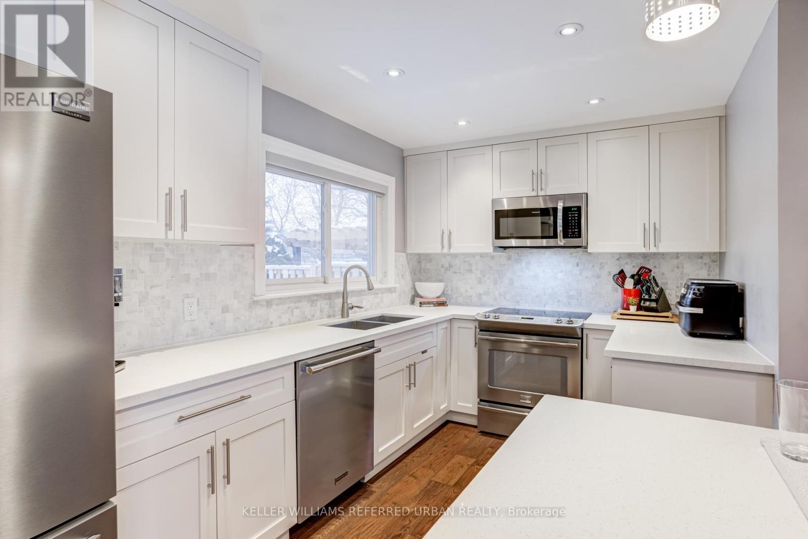 126 Beaver Bend Crescent, Toronto, ON - Indoor Photo Showing Kitchen With Double Sink With Upgraded Kitchen