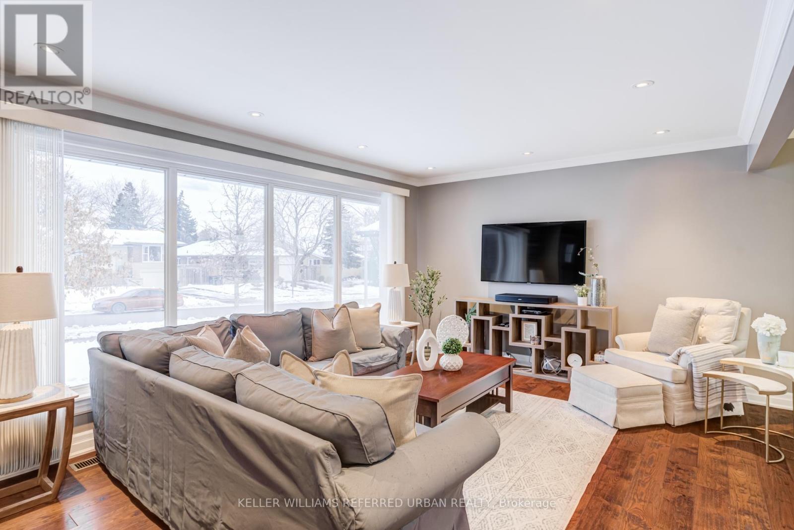 126 Beaver Bend Crescent, Toronto, ON - Indoor Photo Showing Living Room