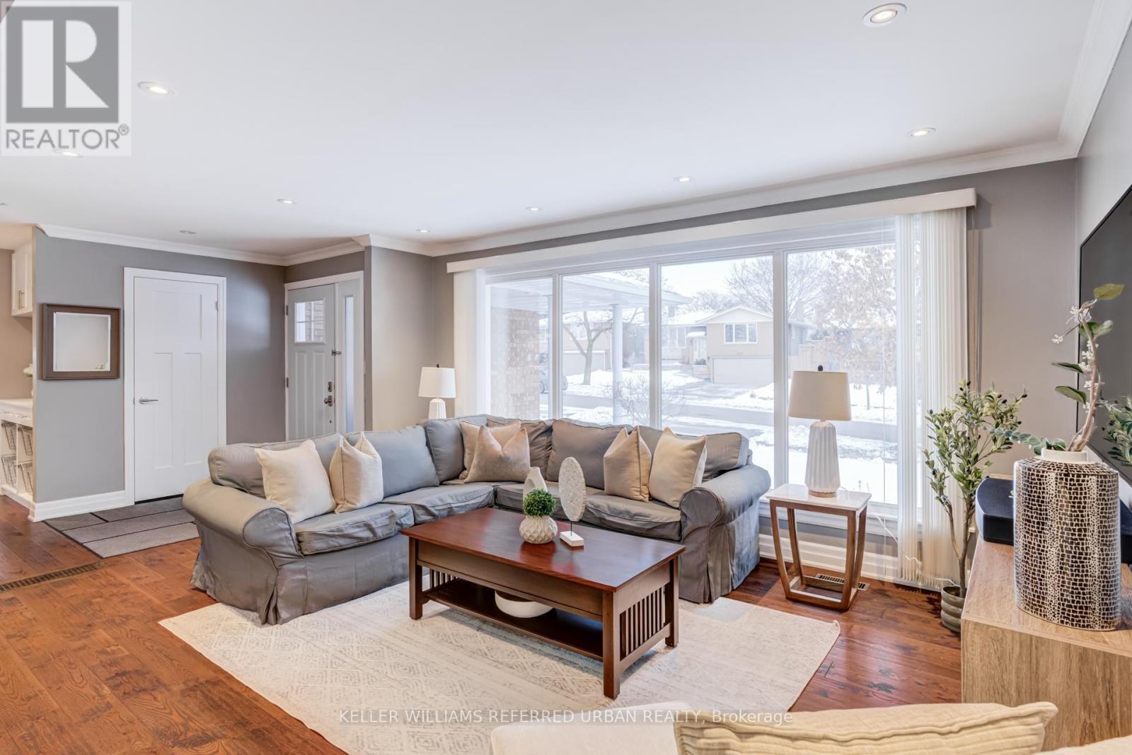 126 Beaver Bend Crescent, Toronto, ON - Indoor Photo Showing Living Room