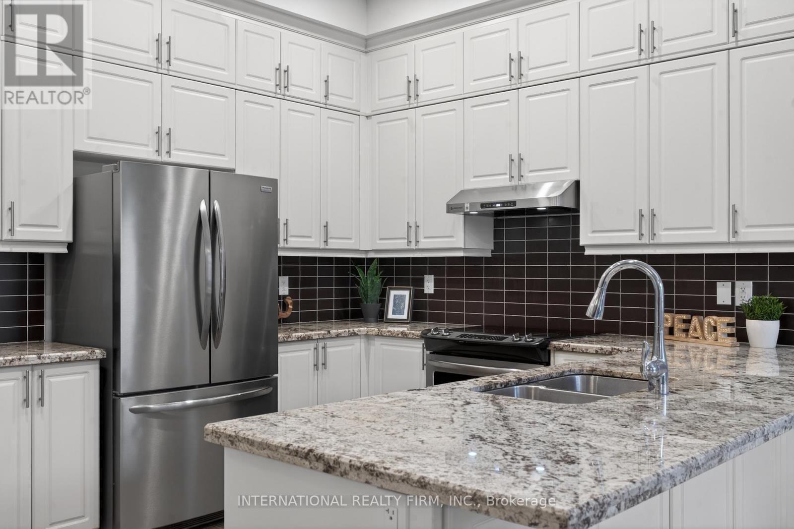 254 Niagara Trail, Halton Hills, ON - Indoor Photo Showing Kitchen With Double Sink With Upgraded Kitchen