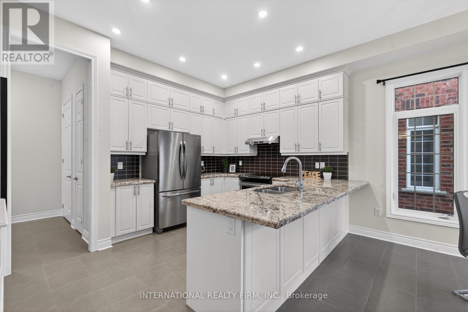254 Niagara Trail, Halton Hills, ON - Indoor Photo Showing Kitchen With Double Sink With Upgraded Kitchen