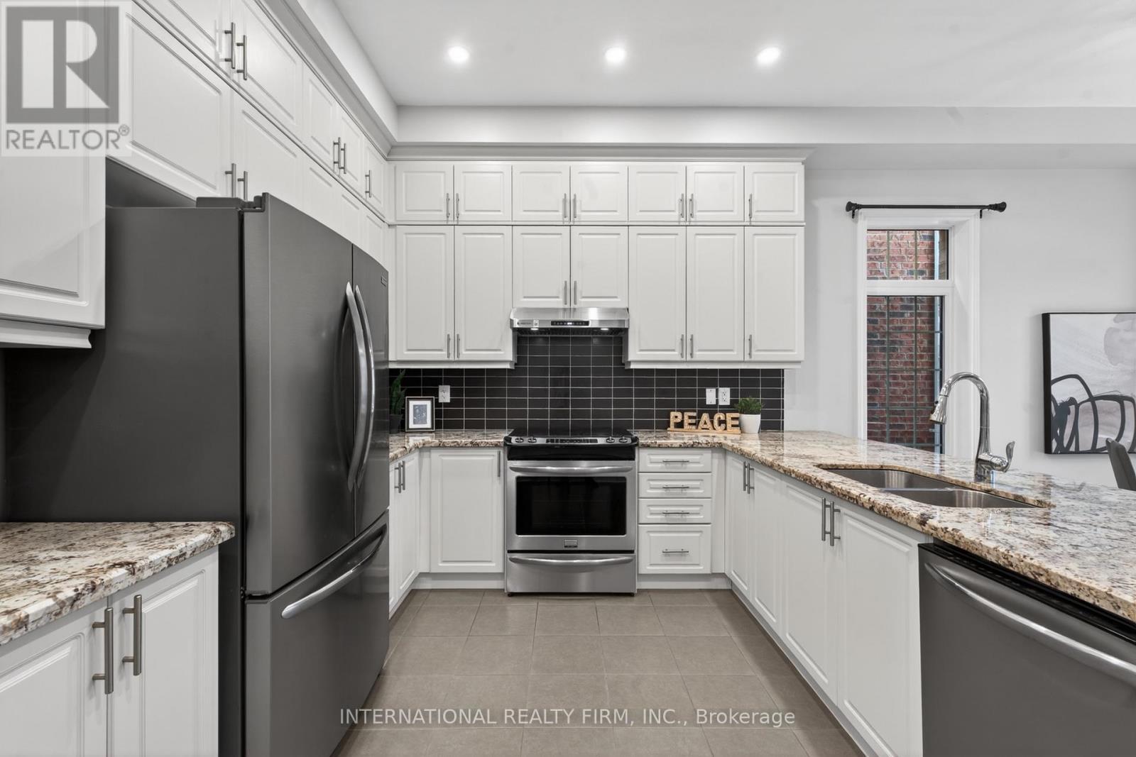 254 Niagara Trail, Halton Hills, ON - Indoor Photo Showing Kitchen With Double Sink With Upgraded Kitchen