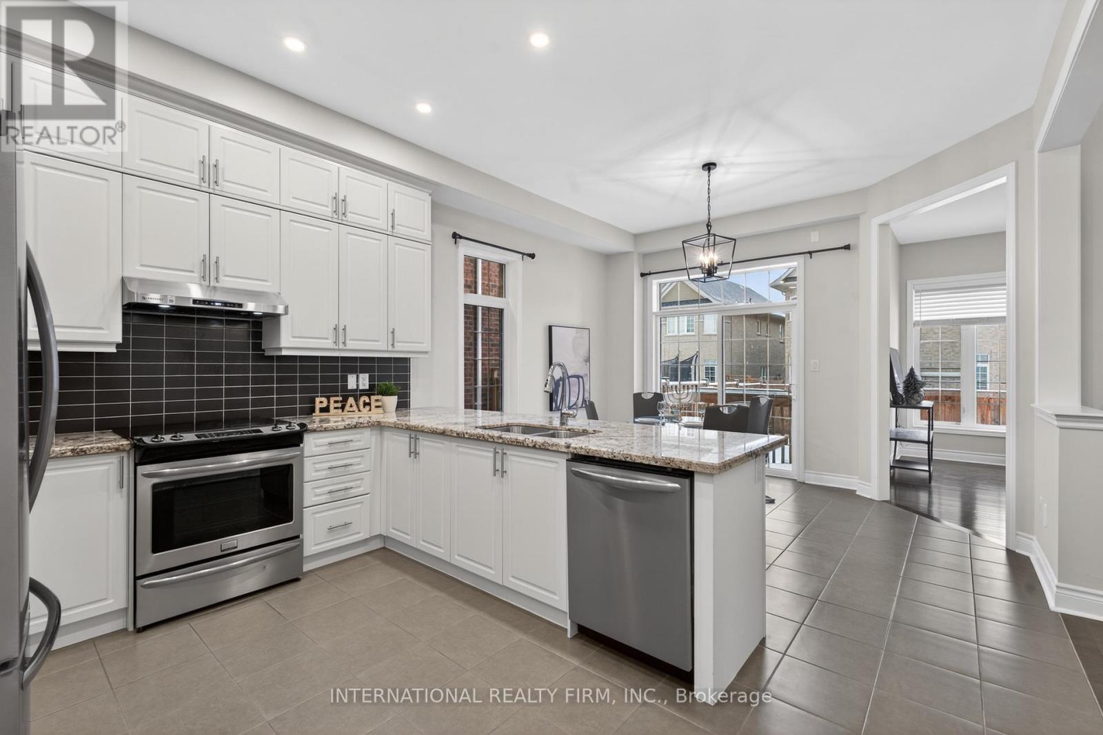 254 Niagara Trail, Halton Hills, ON - Indoor Photo Showing Kitchen With Upgraded Kitchen