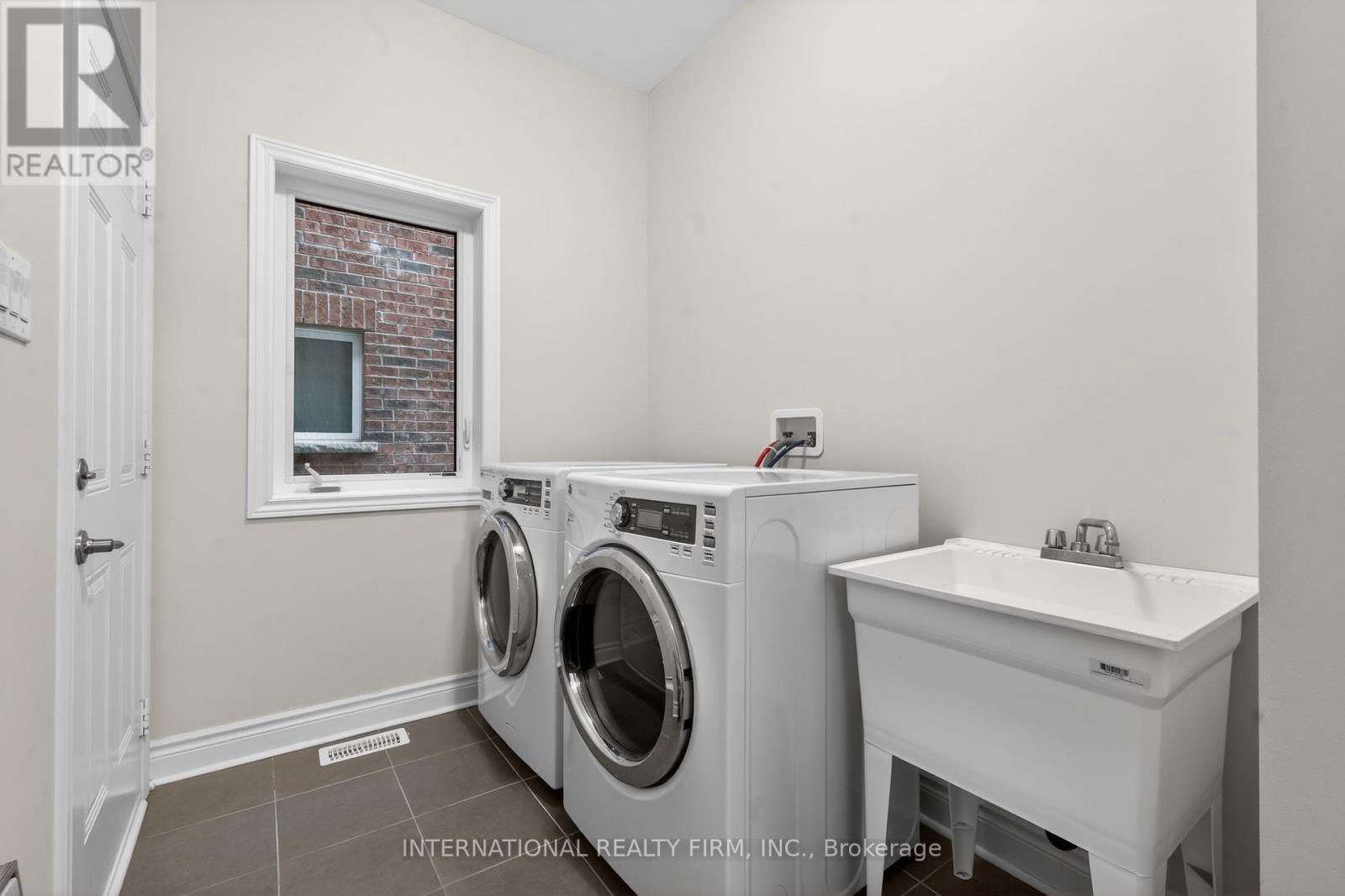 254 Niagara Trail, Halton Hills, ON - Indoor Photo Showing Laundry Room