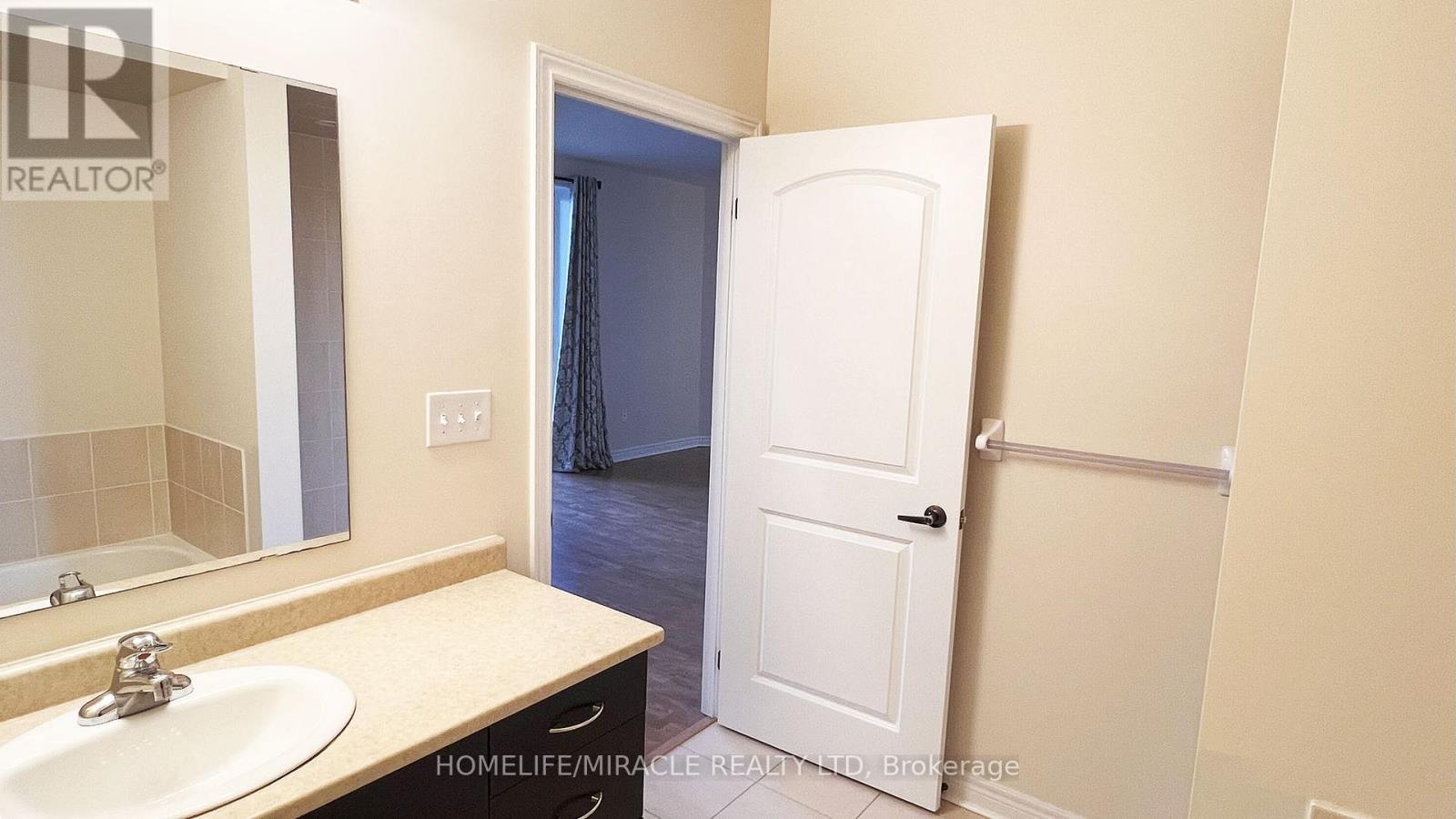 502 - 383 Main Street E, Milton, ON - Indoor Photo Showing Bathroom