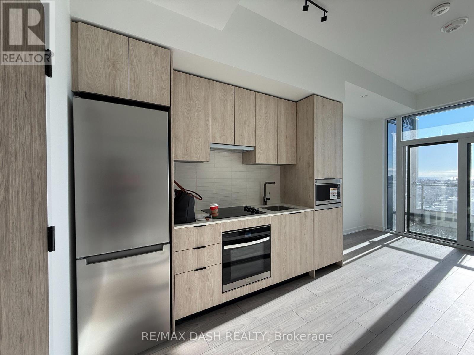 826 - 1007 The Queensway, Toronto, ON - Indoor Photo Showing Kitchen