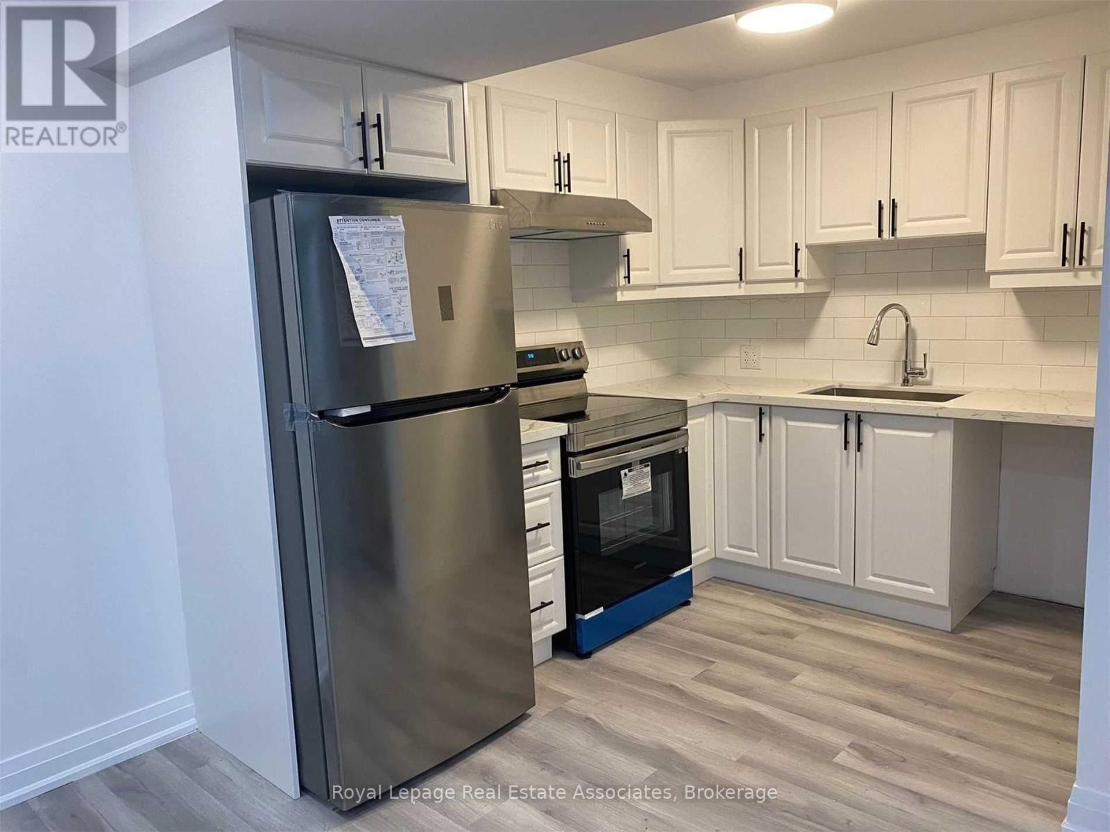 1562 Upper Ottawa Street, Hamilton, ON - Indoor Photo Showing Kitchen