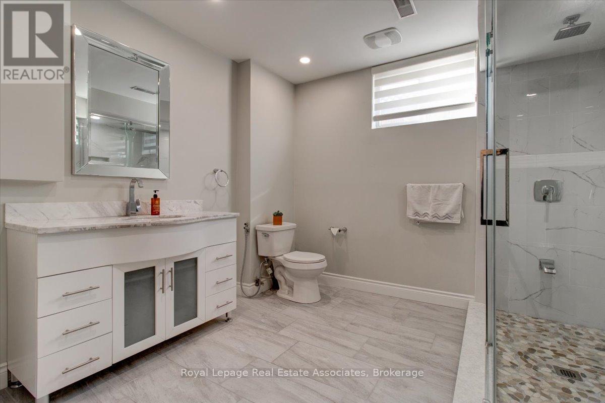 1562 Upper Ottawa Street, Hamilton, ON - Indoor Photo Showing Bathroom