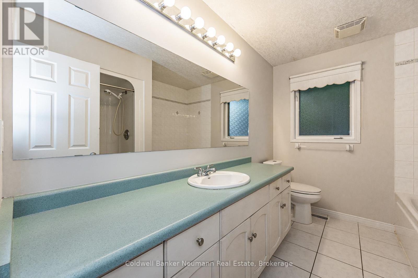 Upper - 18 Whittaker Court, Guelph (Kortright Hills), ON - Indoor Photo Showing Bathroom